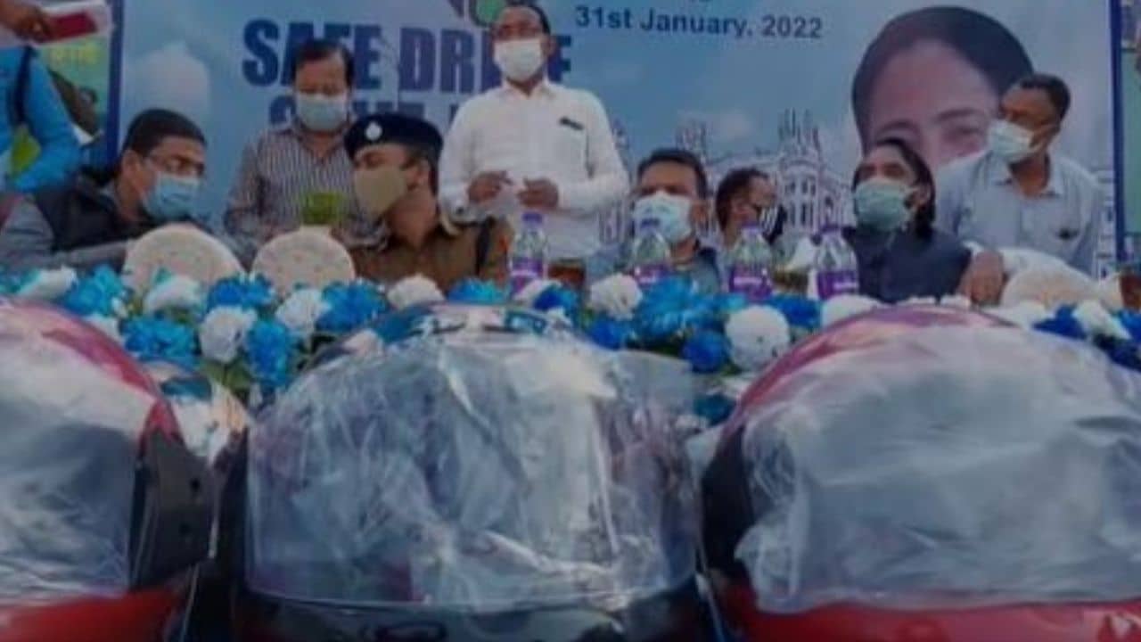 Safe Drive Save Life: পথ সচেতনতার প্রচারেই চূড়ান্ত অসচেতনতা! গায়েব খোদ পুলিশের সিট বেল্ট