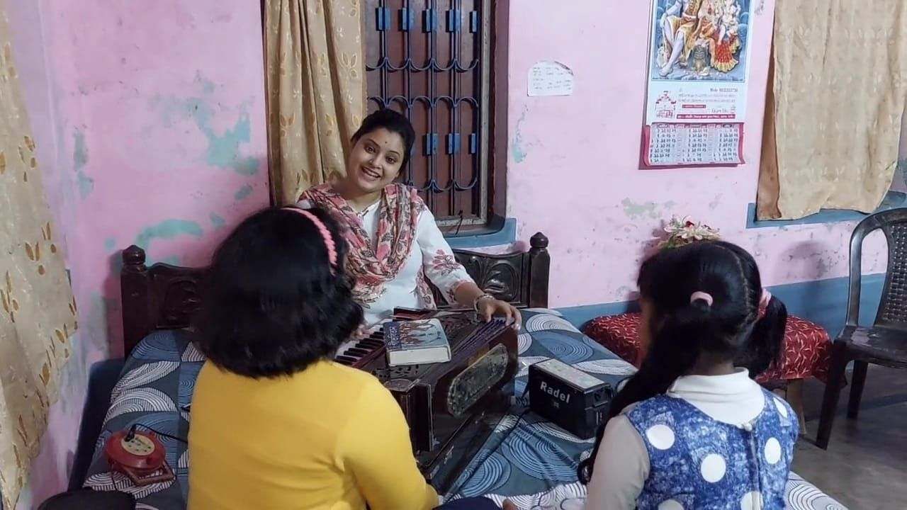 International Day of Disabled Persons: কোমর থেকে পা পর্যন্ত অকেজো, তা নিয়েও স্বপ্নের উড়ান রায়গঞ্জের মৌমিতার