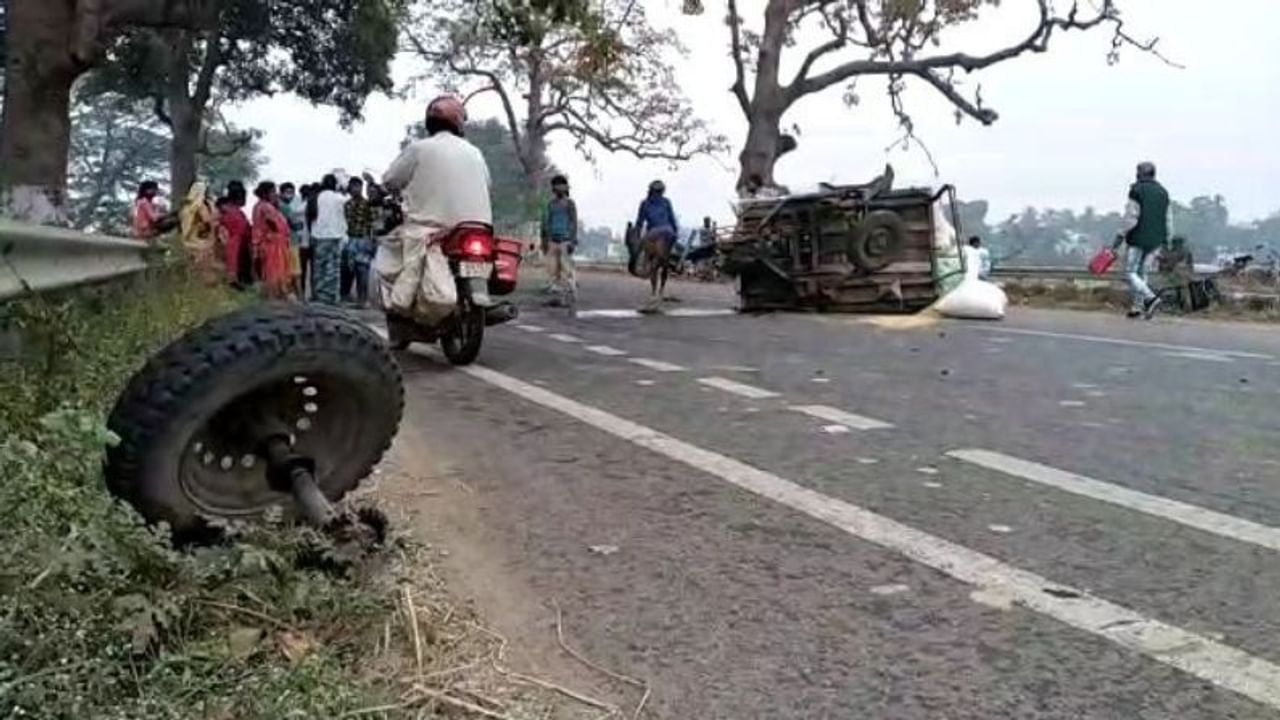 সকালবেলাতেই দু'টি পৃথক দুর্ঘটনা জেলায়। শনিবার সকালে প্রথম ঘটনাটি ঘটে। পান্ডুয়ার কাকলি সিনেমাতলা এলাকায়। 