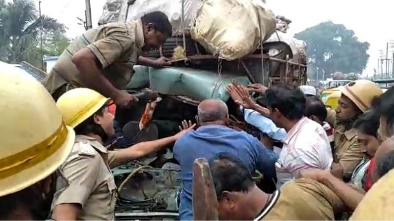 সেই গাড়িটি সজোরে ধাক্কা মারে সামনের লরিটিকে। ছোট গাড়িতে থাকা ড্রাইভার খালাসী দুজনেই আটকে পড়ে গাড়ির কেবিনের মধ্যে। স্থানীয় বাসিন্দা ও দমকলের চেষ্টায় দু'জনকে উদ্ধার করে। দমকলের কাটার মেসিন দিয়ে দু'জনকেই উদ্ধার করা হয়। ঘটনার খবর পেয়ে ঘটনাস্থলে আসে পান্ডুয়া থানার পুলিশ। প্রায় এক ঘন্টা ধরে চলে উদ্ধার কাজ। দু'জনকেই উদ্ধার করে পান্ডুয়া গ্রামীণ হাসপাতালে পাঠানো হয়। আহত ছোট গাড়ির চালক বিট্টু ঘোষ ও খালাসি আমিন আনসারি।