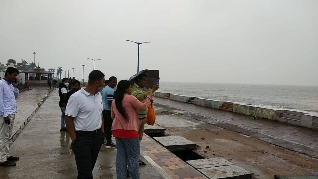 Cyclone Jawad: জাওয়াদে সতর্ক প্রশাসন, দড়ির বাঁধনে আটকে পর্যটকরা