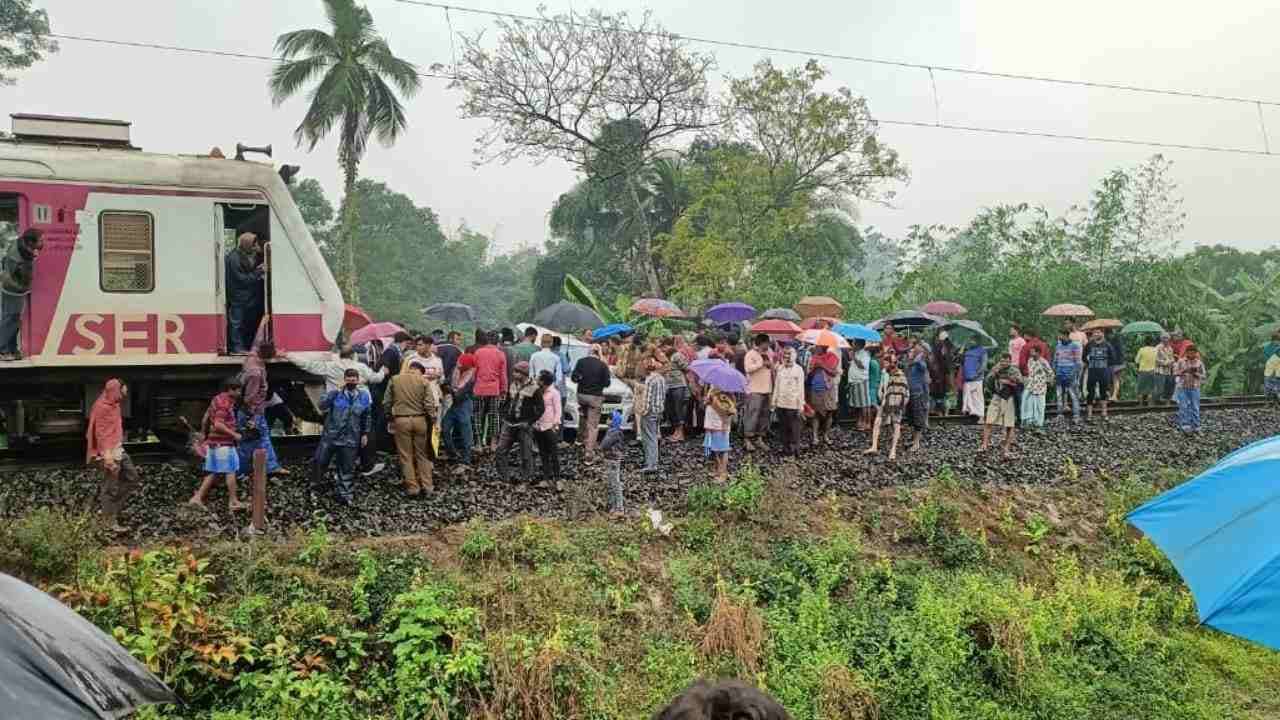 Train Accident: লেভেল ক্রসিংয়ে আটকে মারুতি, সজোরে ধাক্কা পাঁশকুড়া লোকালের! তারপর...