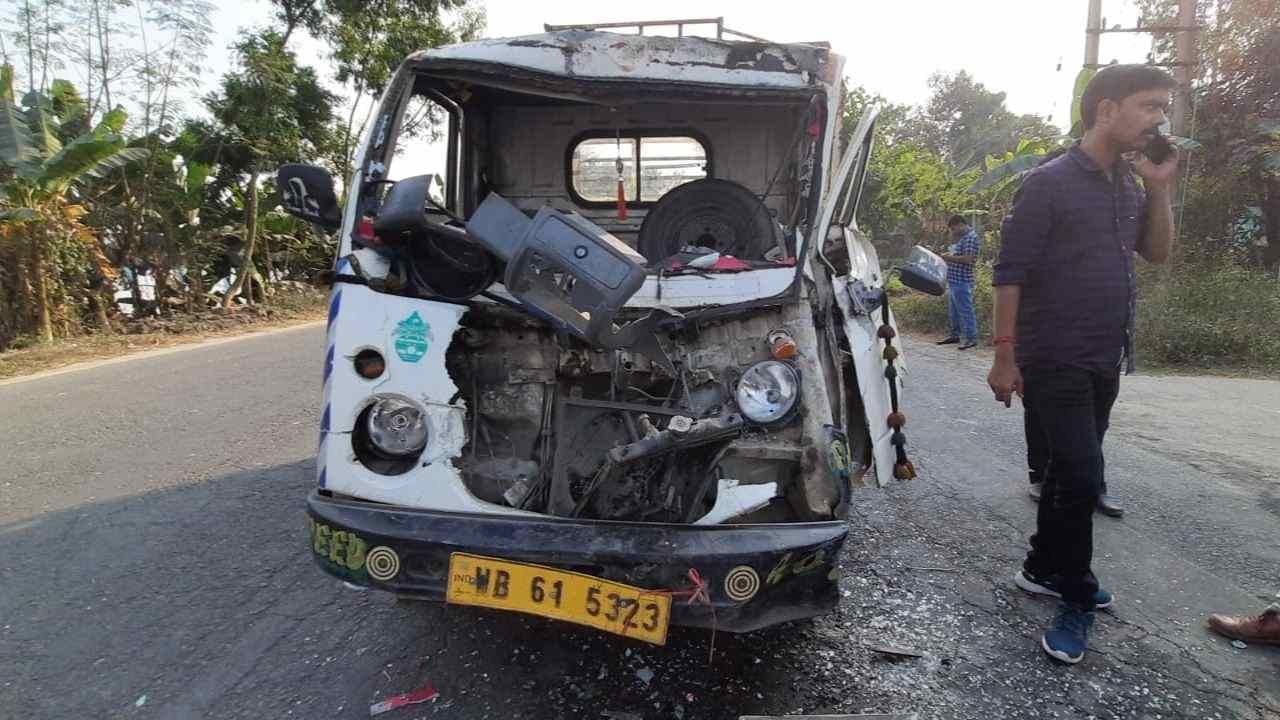 Patiram Accident: যাত্রী নামাতে দাঁড়িয়ে ছিল বাস, পিছন থেকে দ্রুত গতিতে ছুটে আসছিল পিকআপ ভ্যান! ভয়ঙ্কর পরিণতি