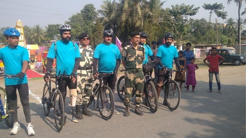 বিভিন্ন জায়গায় কর্তব্য পালন করতে গিয়ে জখম হয়ে দিব্যাঙ্গ হয়েছেন এমন ৫ জন বিএসএফ জওয়ান হিলি থেকে সাইকেল চালিয়ে এক সপ্তাহে শিলিগুলি পৌঁছাবে। 