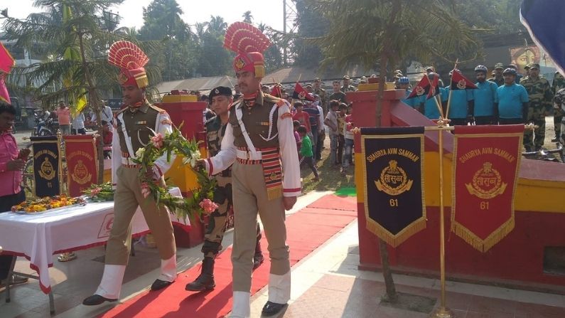 বাংলাদেশ যুদ্ধের সুবর্ণ জয়ন্তী বর্ষ উপলক্ষে স্বর্ণিম বিজয় দিবস পালন করা হচ্ছে। তারই অঙ্গ হিসেবে নর্থ বেঙ্গল ফ্রন্টিয়ার হিলি থেকে শিলিগুলি পর্যন্ত সাইকেল র‍্যালির আয়োজন করেছে। 