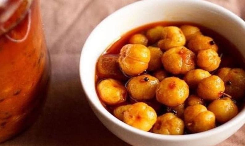 ঠান্ডা হলে ঘরের স্বাভাবিক তাপমাত্রায় তৈরি করুন আমলার মোরাব্বা। পরিস্কার কাঁচের কন্টেনারে রাখলে টানা ১২ মাস মজুত করে রাখতে পারবেন।