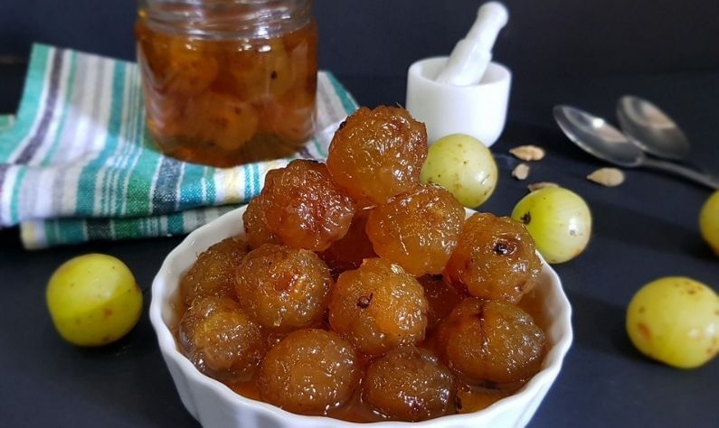 এরপর মিশ্রণটি ঠান্ডা হতে দিন। ঢেকে রেখে কমপক্ষে ৪৮ ঘণ্টার জন্য শুকোতে দিতে হবে। এরপর আবার মিশ্রণটি সেদ্ধ করতে দিন। যতক্ষণন না সিরাপটি ঘন হচ্ছে ততক্ষণ সেটি গরম করুন। এরপর এক চিমটে জাফরন ও ২ টেবিলস্পুন এলাচগুঁড়ো দিয়ে নেড়ে নিন।