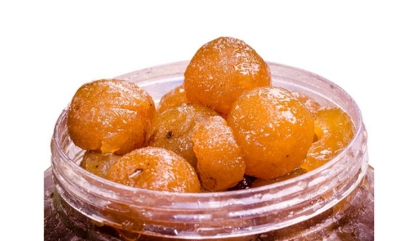 প্রথম ৩০টি আমলকি ধুয়ে তাতে কাঁটাচামচ দিয়ে আমলকির গায়ে ফুটো করেন। এবার সেগুলি ২ টেবিলস্পুন ফটকিরির জলে ডুবিয়ে সারারাত ভিজিয়ে রাখুন। এতে আমলার তিক্ততা দূর হয়ে যাবে। এরপর, পরের দিন সকালে একটি প্যানে পর্য়াপ্ত পরিমাণে জল ফোটাতে দিন। তাতে আমলাগুলি দিয়ে দিন। ২০ মিনিট সেদ্ধ করার পর সেগুলি একপাশে রেখে দিন। আমলাগুলি স্পঞ্জি ও নরম হয়ে গেলে আঁচ কমিয়ে দিন।