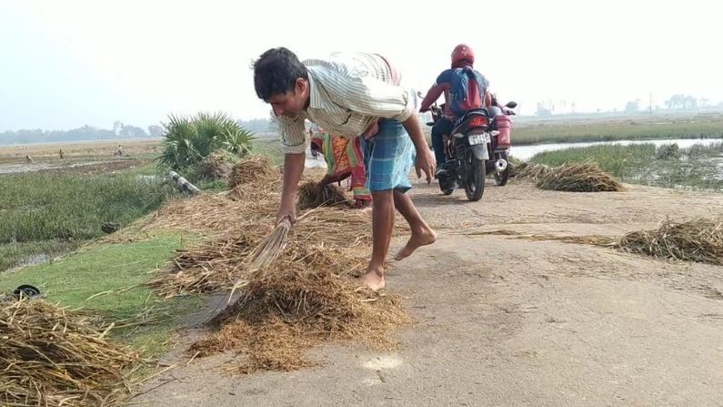 ঘাটাল মহকুমা এলাকার কৃষকরা বন্যার কবলে পড়ে তাঁদের  জীবন যেন নাভিশ্বাস হয়ে উঠেছে। তার ওপর গোদের ওপর বিষফোঁড়া জাওয়াদ। একেবারে নিঃস্ব করে ছেড়েছে মহাকুমার কৃষকদের।