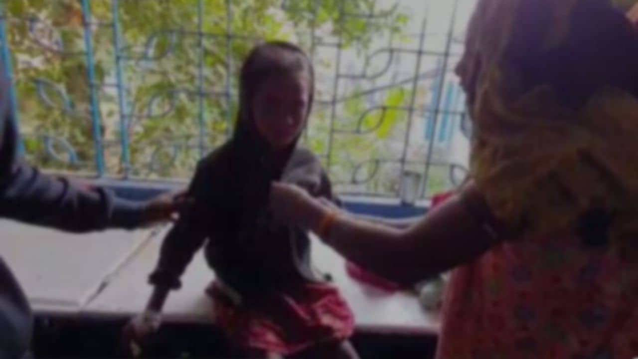 Bomb Blast: বোমা ছিল বুঝতে পারেনি ছোট্ট মেয়েটি! পা দিতেই ছিটকে পড়ল রাস্তায়