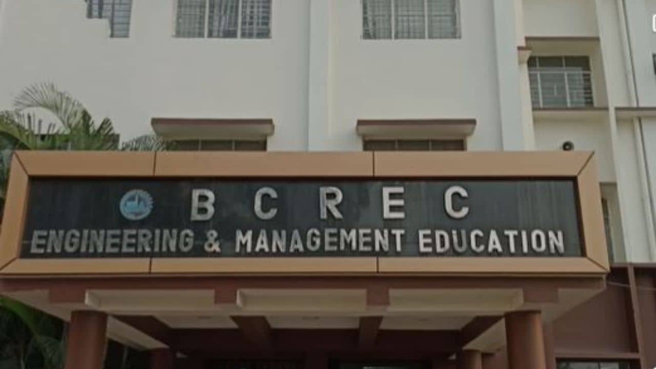 Durgapur: বান্ধবীর সঙ্গে অভব্য ব্যবহার, প্রতিবাদ করায় যুবককে বেধড়ক মার সিনিয়রদের