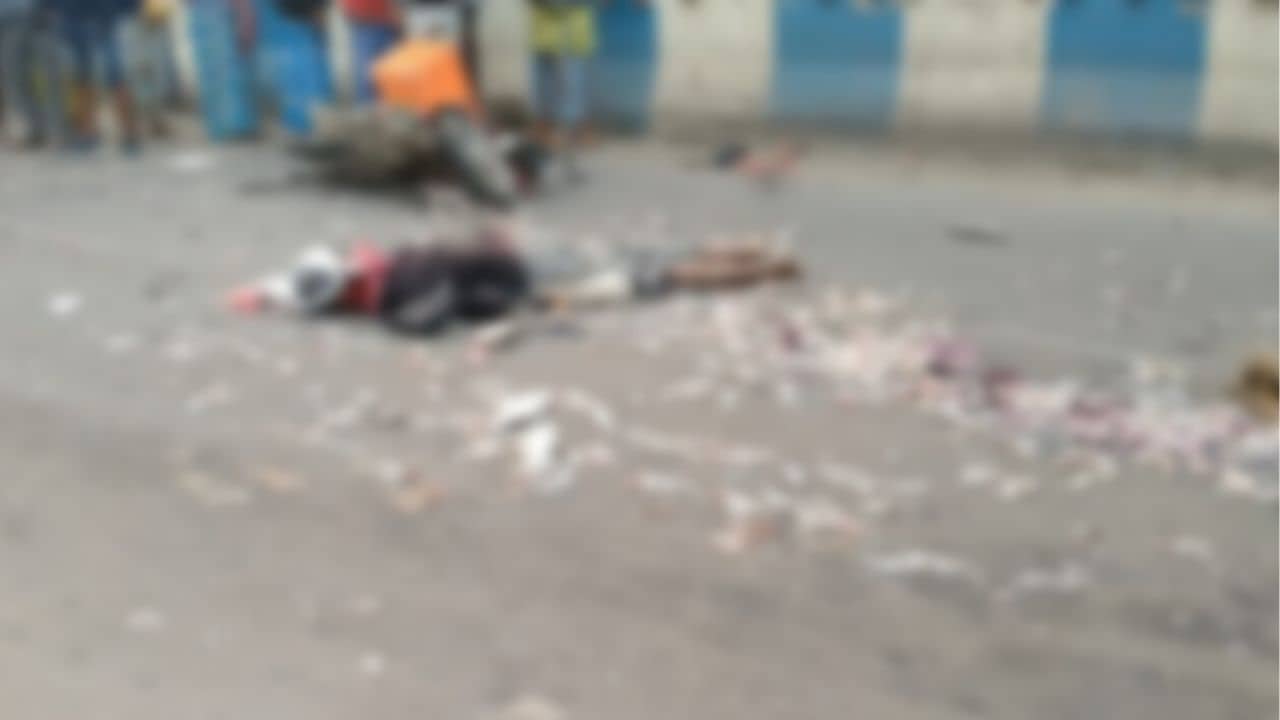 Mans Death: হেলমেট পরেও রক্ষা হল না! গাড়ি ধাক্কায় মোটর বাইক থেকে ছিটকে পড়ে প্রাণ গেল ব্যক্তির