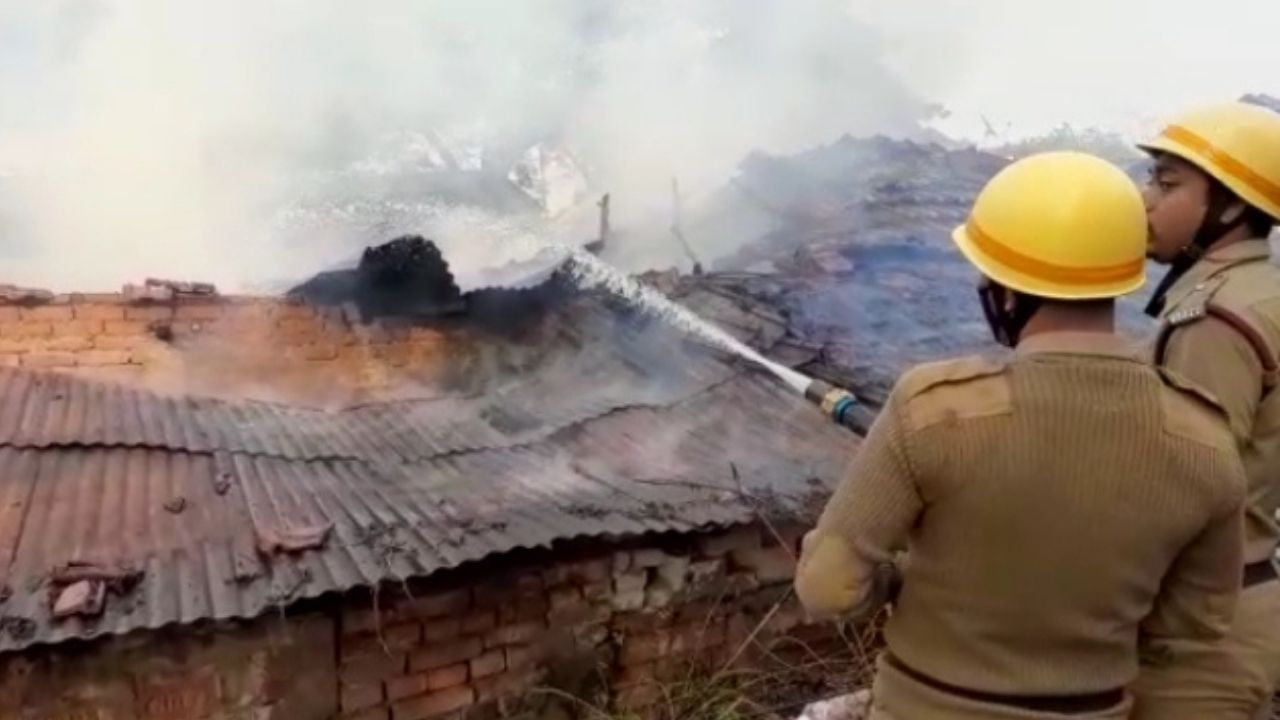 Fire Brokeout: আগুনে ঝলসে গেল পাঁচটি দোকান, উলুবেড়িয়ায় ভয়াবহ অগ্নিকাণ্ড