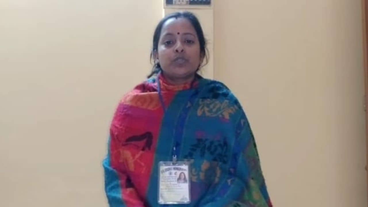 Women Worker lost her job: বিজেপি করার মাশুল! কাজ খোয়ালেন বালুরঘাট পৌরসভার মহিলা কর্মী