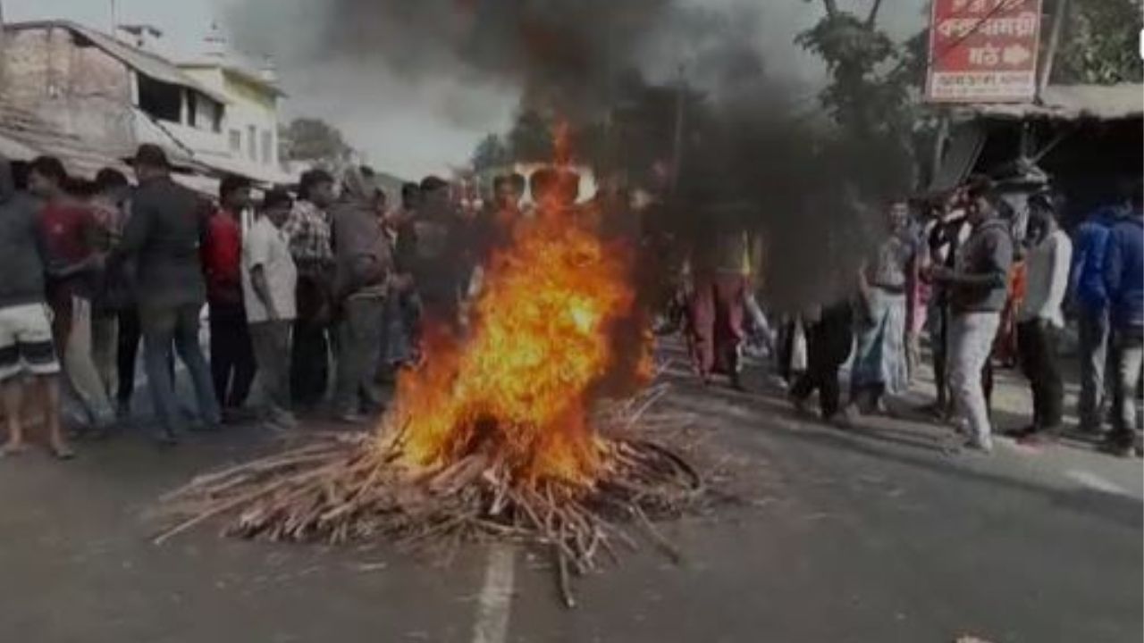 Temple chaos: মন্দিরে চুরি নিয়ে ধুন্ধুমার! রাস্তায় টায়ার জ্বালিয়ে ৩৪ নম্বর জাতীয় সড়ক অবরোধ