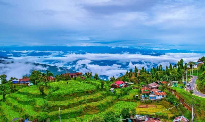 দার্জিলিং-  'পাহাড়ের রানী' হিসেবে সুপরিচিত, দার্জিলিং পশ্চিমবঙ্গে ডিসেম্বরে দেখার জন্য সেরা পর্যটন স্থানগুলির মধ্যে একটি। ২০২৪ মিটার উচ্চতায় অবস্থিত দার্জিলিং শুধু বাংলার নয়, সারা বিশ্ব থেকে সারা বছর পর্যটকের ভিড় হয়।