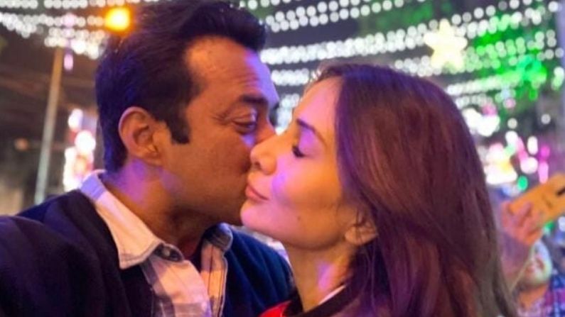 Kim Sharma and Leander Paes: উৎসবে গাঢ় হল প্রেম, কিমের গালে আদর লিয়েন্ডার পেজের