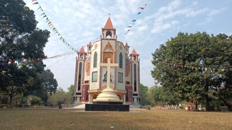 আজ বড়োদিন। অথচ করোনা আতঙ্কে বন্ধ রইল চার্চ। এশিয়ার দ্বিতীয় বৃহত্তম এবং ধনি চার্চ বলে পরিচিত রায়গঞ্জের মিরুয়ালের সাধু জোসেফের এই চার্চ। 