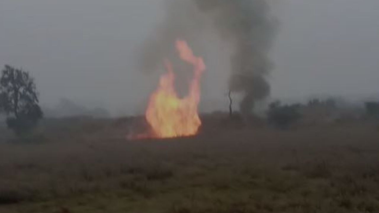 Fire Brokeout: পরিতক্ত খনিগর্ভে আগুন, দাউ-দাউ করে মাটির উপরে বেরিয়ে এল লেলিহান শিখা