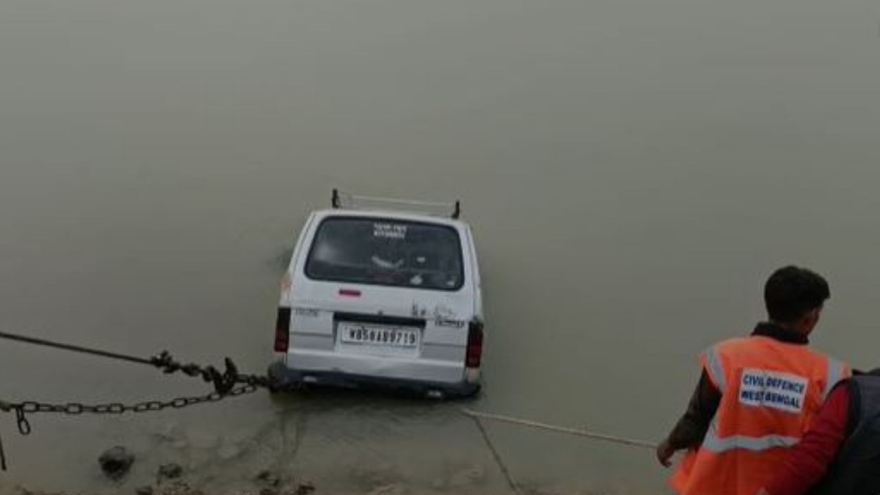 Ambulance fell in Ganga: নৌকা থেকে অ্যাম্বুল্যান্স সোজা পড়ল গঙ্গায়, মৃত্যু রোগীর