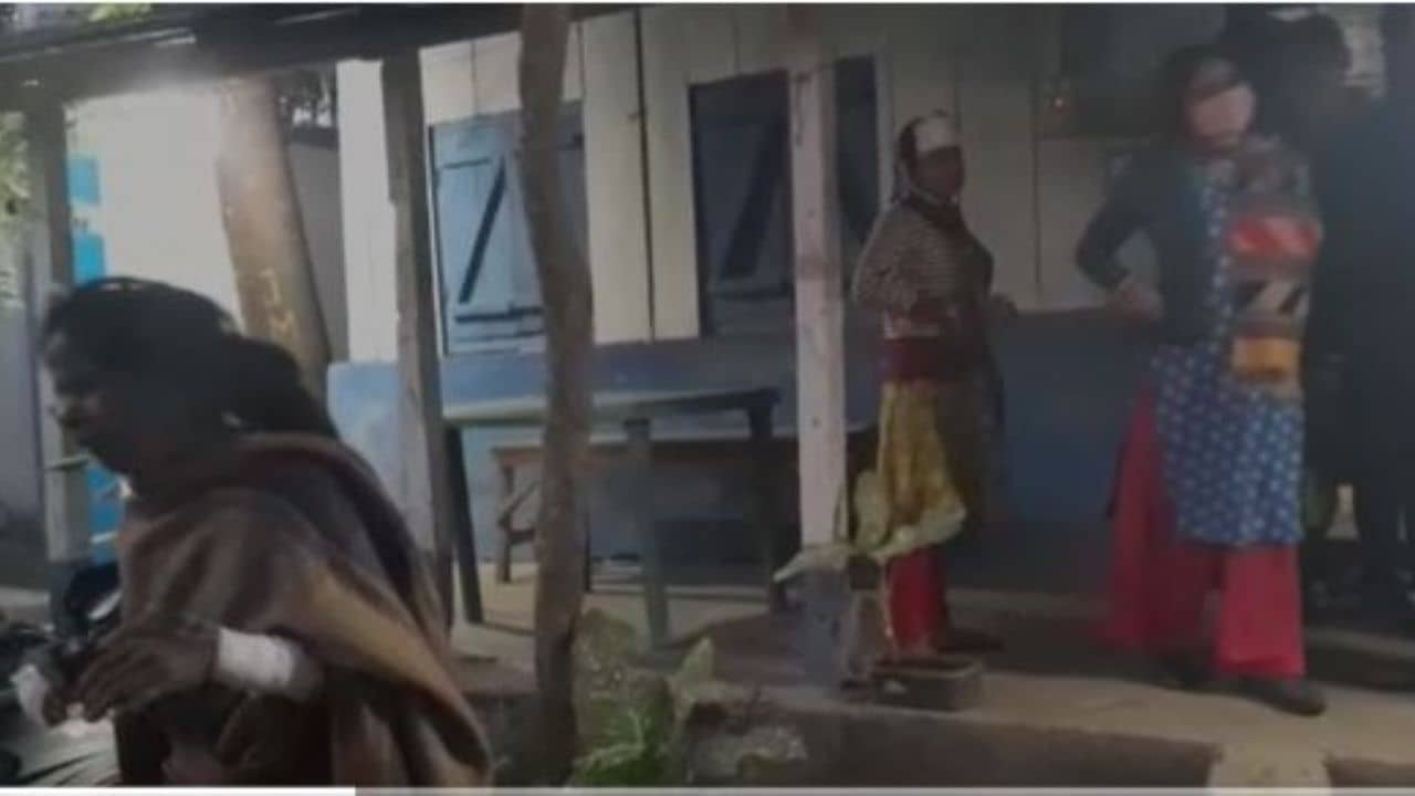 Women Harassment: এবার কোচবিহার! জমি জটের সমাধান করতে রাস্তায় ফেলে মা-মেয়েকে মার প্রতিবেশীদের