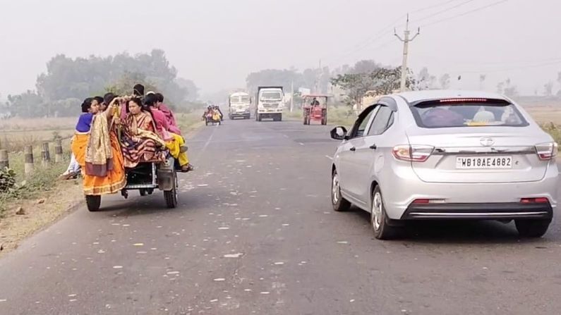 আরামবাগ- মেদিনীপুর ৭ নং রাজ্য সড়ক দিয়ে বেপরোয়া ভাবে ছুটে চলেছে পর্যটক ভর্তি ইঞ্জিন ভ্যান। নিত্যদিন দুর্ঘটনা ঘটছে। আর রাজ্য সড়কের ওপর পুলিশের টহলদারি থাকলেও পর্যটক ভর্তি ইঞ্জিনভ্যানগুলি বেপরোয়াভাবে চলাচল করছে। 