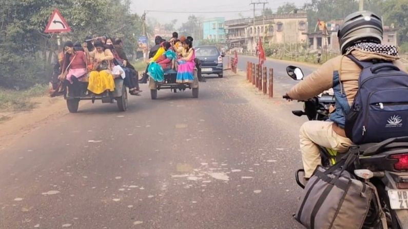 হাওড়া থেকে ট্রেনে করে গোঘাট স্টেশনে নামছে পর্যটক। তারপর তারা ইঞ্জিন ভ্যানে করে পর্যটন কেন্দ্রগুলির দিকে রওনা দিচ্ছেন। 