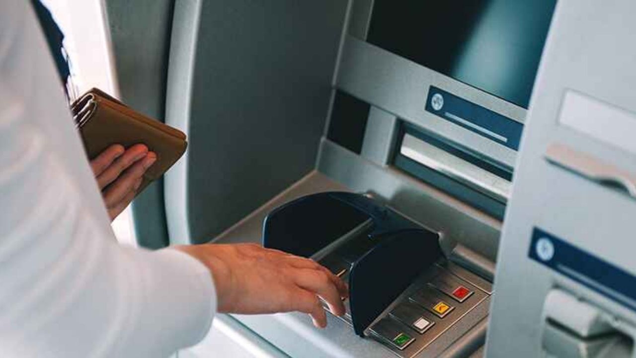 ATM cash withdrawal charge: নতুন বছরে ধাক্কা! বাড়বে এটিএম থেকে টাকা তোলার খরচ