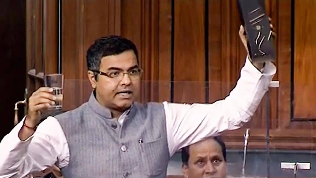 MP showed liquor: সংসদ অধিবেশনে মদের বোতল তুলে  ধরলেন সাংসদ! কিন্তু কেন? দেখুন ভিডিয়ো