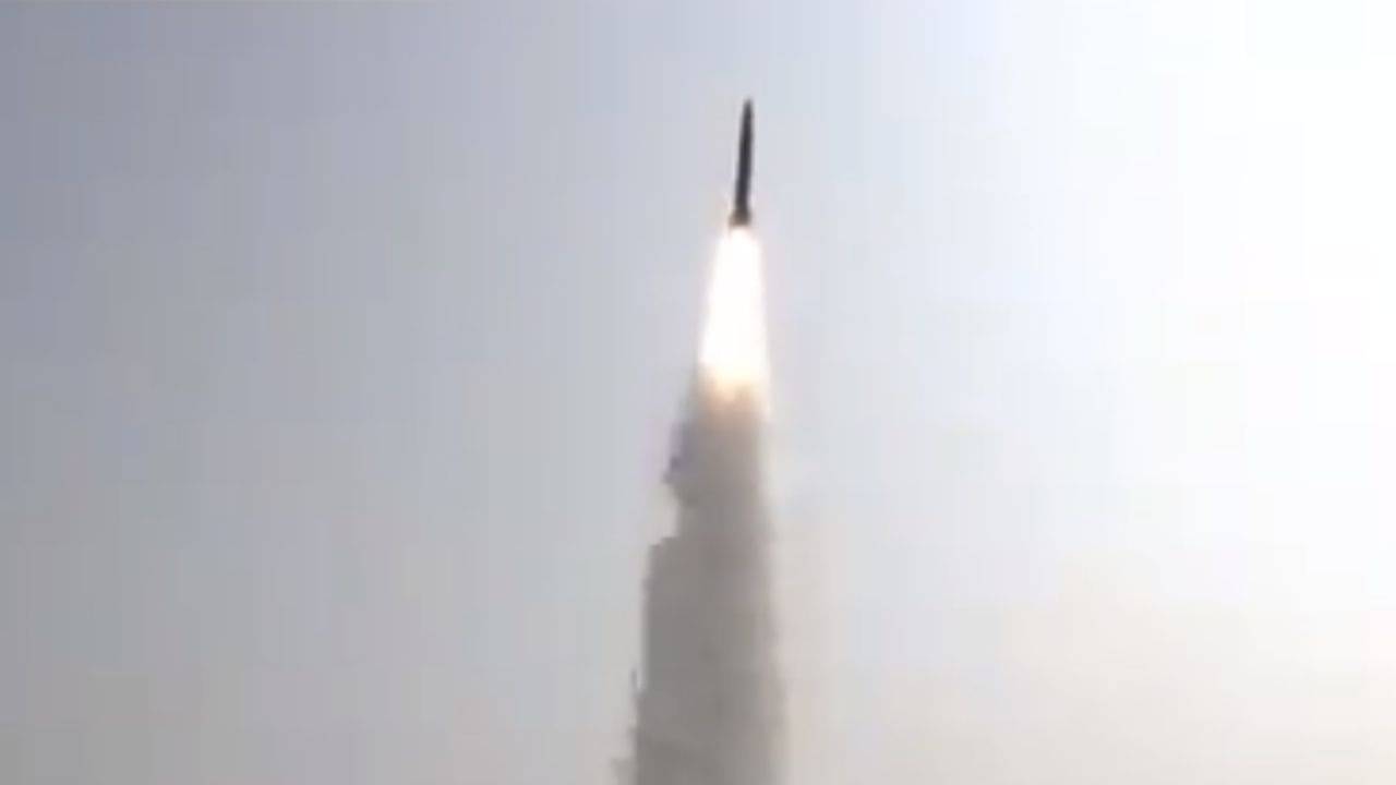 Indian Missile: ৫০০ কিলোমিটার দূরে হানতে পারবে আঘাত, নতুন ব্যালিস্টিক ক্ষেপণাস্ত্রের সফল পরীক্ষা ভারতের, দেখুন ভিডিয়ো