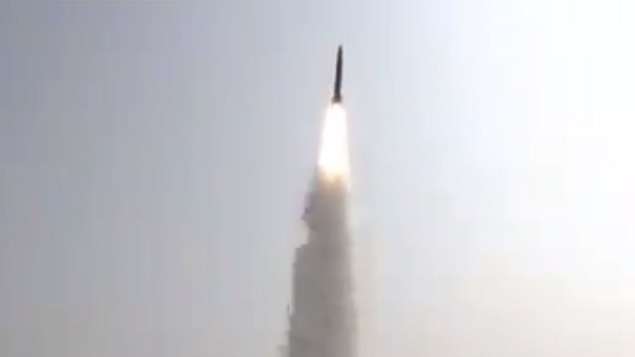 Indian Missile: ৫০০ কিলোমিটার দূরে হানতে পারবে আঘাত, নতুন ব্যালিস্টিক ক্ষেপণাস্ত্রের সফল পরীক্ষা ভারতের, দেখুন ভিডিয়ো