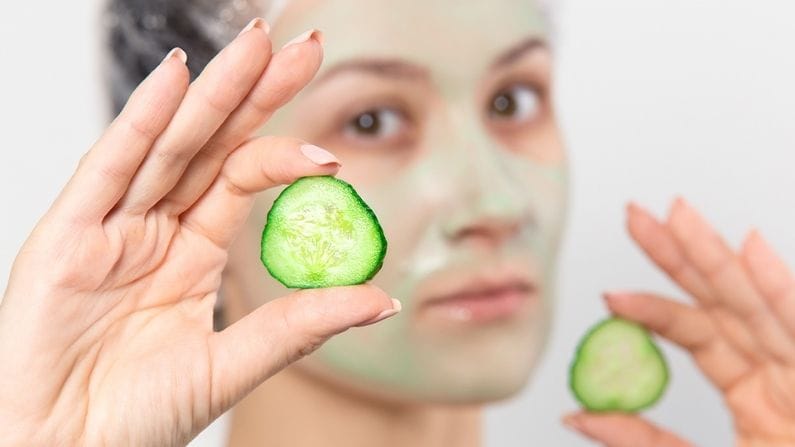 ত্বককে উজ্জ্বল করতে ভিটামিন সি প্রয়োজন। ভিটামিন সি ত্বকের উজ্জ্বলতা বাড়াতে, কালো দাগ কমাতে সাহায্য করে। শসার অন্যতম প্রধান উপাদান হল ভিটামিন সি। আপনার মুখে নিয়মিত শসা লাগালে সমস্ত দাগ এবং পিগমেন্টেশন দূর হয়ে যায়।