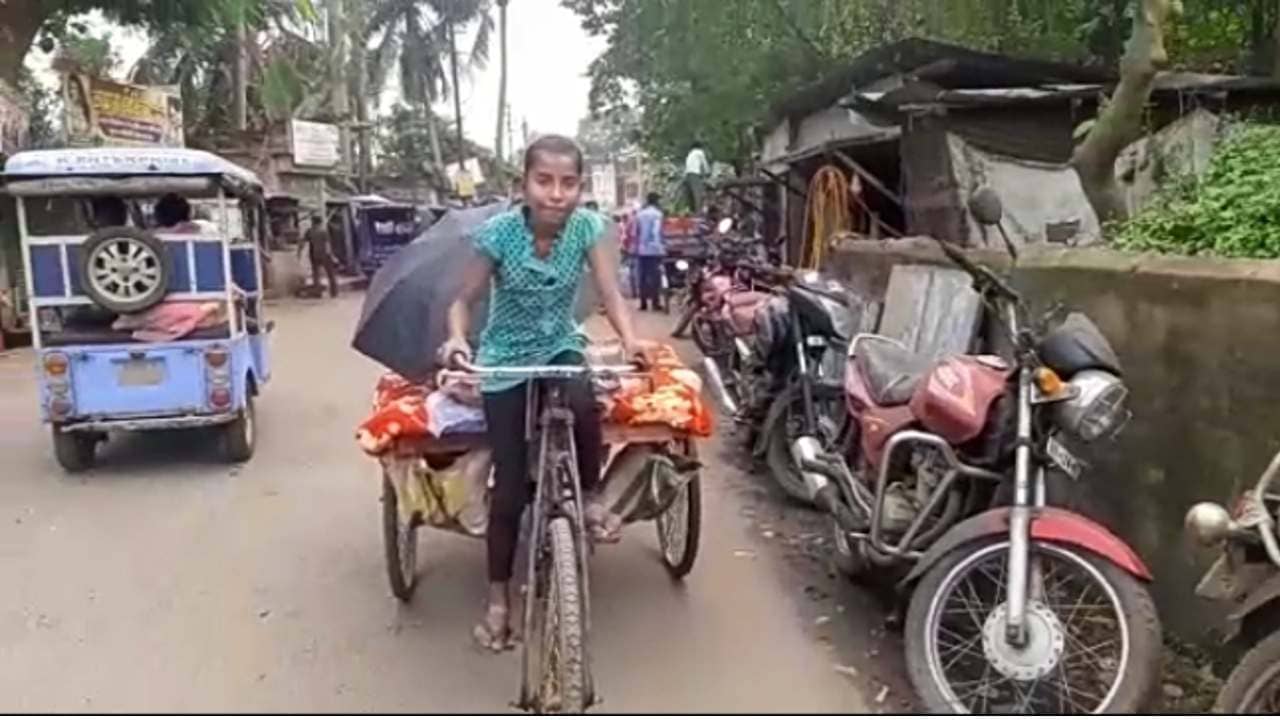 Howrah: স্বাস্থ্যসাথীর রাজ্যে শয্যাশায়ী বাবাকে সুস্থ করতে রিকশা চালাচ্ছে ক্লাস সিক্সের ঝিলিক!