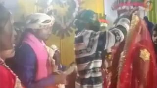 Viral Video: বিয়েতে বিশাল বাক্সে উপহার নিয়ে হাজির বরের বন্ধুরা, বর-কনের হাতে দিতেই হেসে গড়ালেন তাঁরা