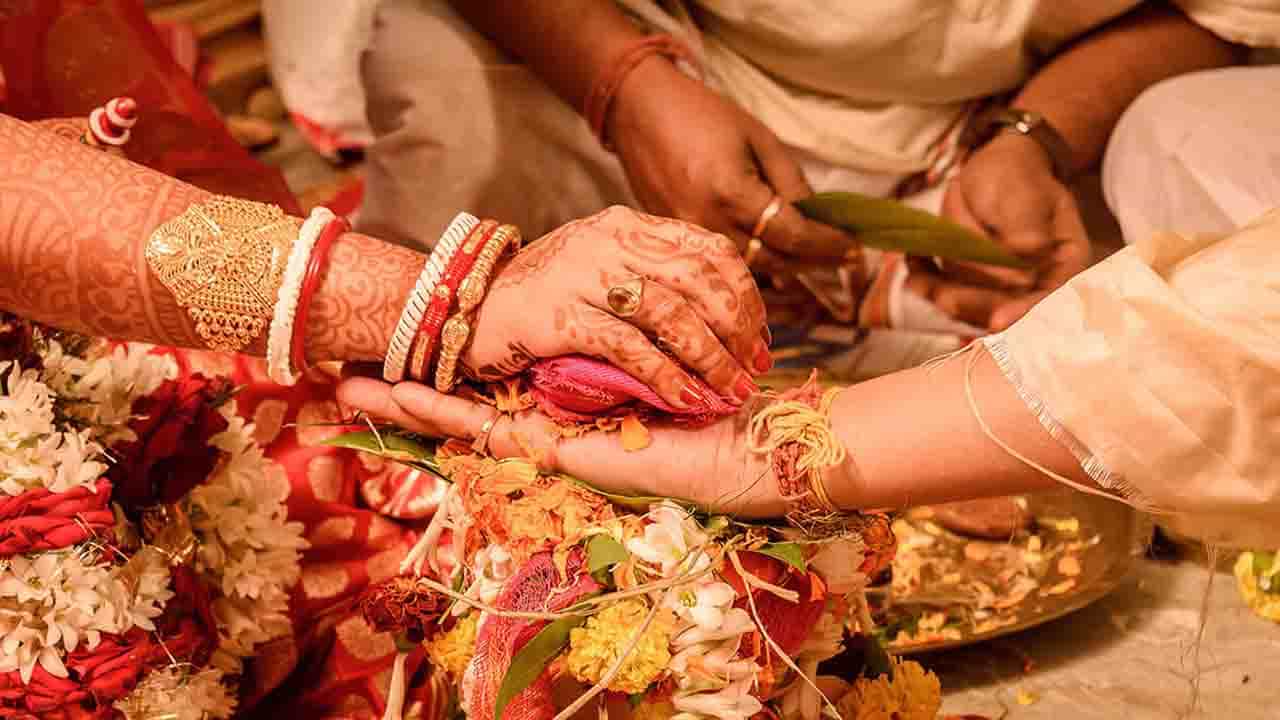 Vastu Tips: বিয়েতে বার বার বাধা আসছে? গৃহের বাস্তুদোষ কাটাতে কী-কী করবেন, দেখে নিন Vastu Tips: বিয়েতে বার বার বাধা আসছে? গৃহের বাস্তুদোষ কাটাতে কী-কী করবেন, দেখে নিন