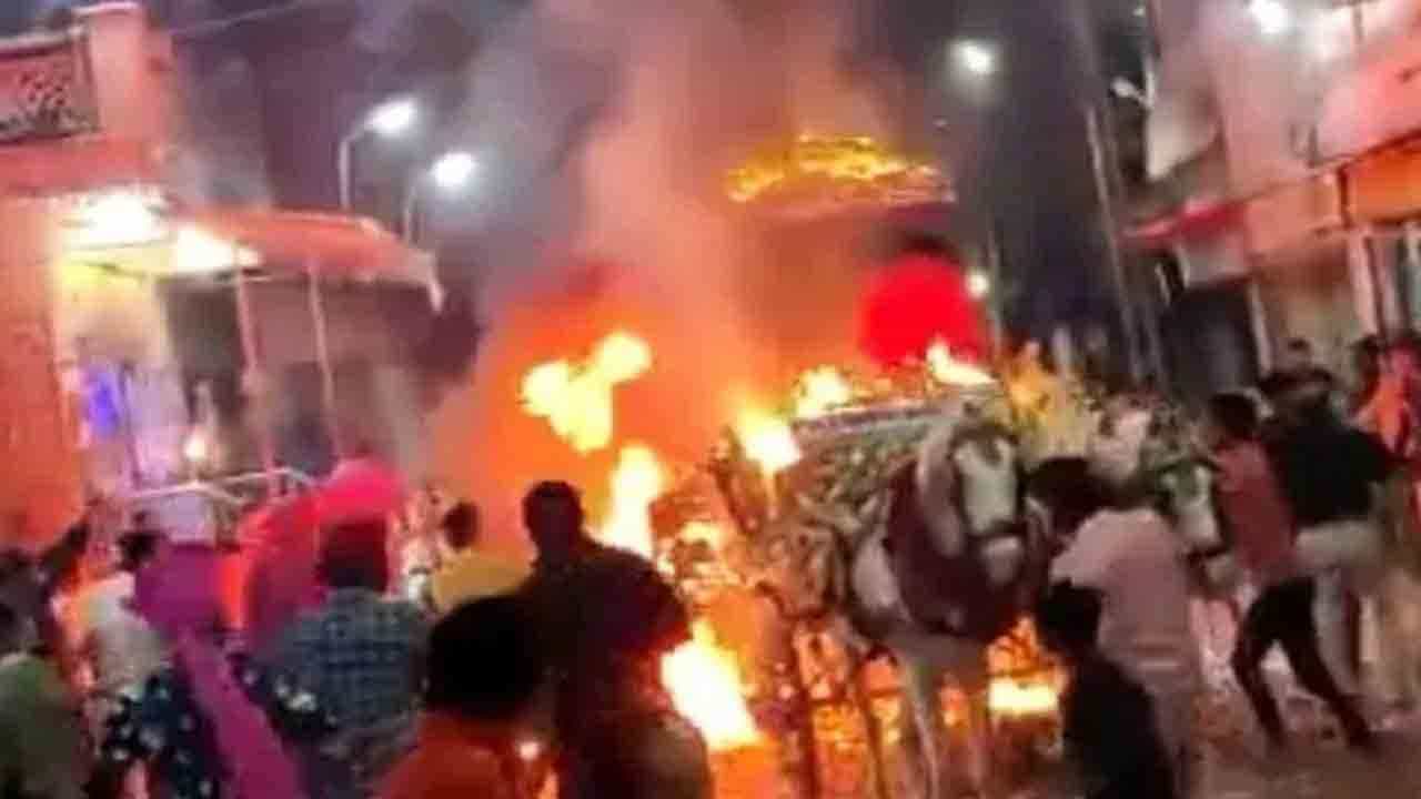 Viral Video: ঘোড়ায় টানা গাড়িতে চড়ে আসছিলেন বর, হঠাৎই সেখানে লাগল আগুন! দেখুন ভয়াবহ ভাইরাল ভিডিয়ো Viral Video: ঘোড়ায় টানা গাড়িতে চড়ে আসছিলেন বর, হঠাৎই সেখানে লাগল আগুন! দেখুন ভয়াবহ ভাইরাল ভিডিয়ো