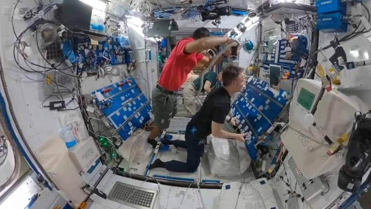 Viral Video: স্পেস স্টেশনে মহাকাশচারীরা চুল কাটান কী ভাবে? ভাইরাল এই ভিডিয়োয় দেখে নিন একবার