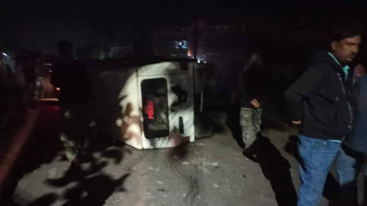 Death In Road Accident: ট্রাকের ধাক্কায় সাইকেল আরোহীর মৃত্যু, পুলিশের গাড়ি ভেঙে উল্টে দিল জনতা