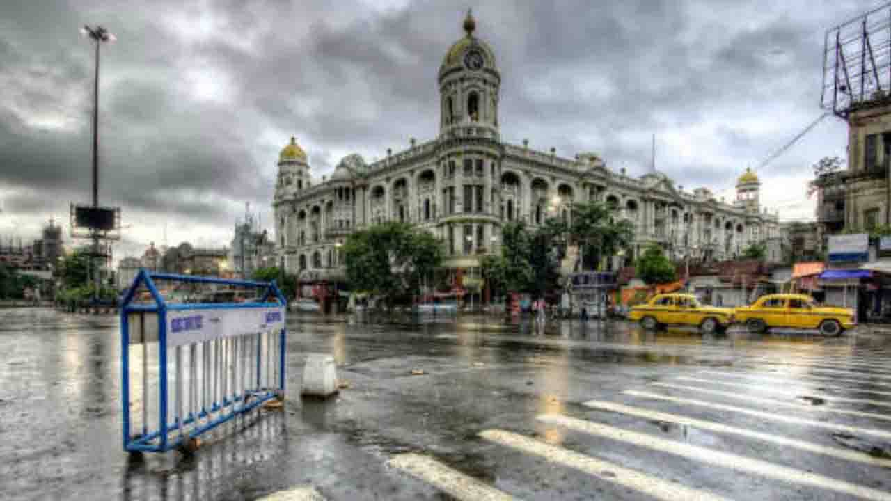 Weather Update: রবিবারও মুখ ভার থাকবে তিলোত্তমার, বাইরে বেরোনোর প্ল্যান থাকলে ছাতার কথা ভুলবেন না