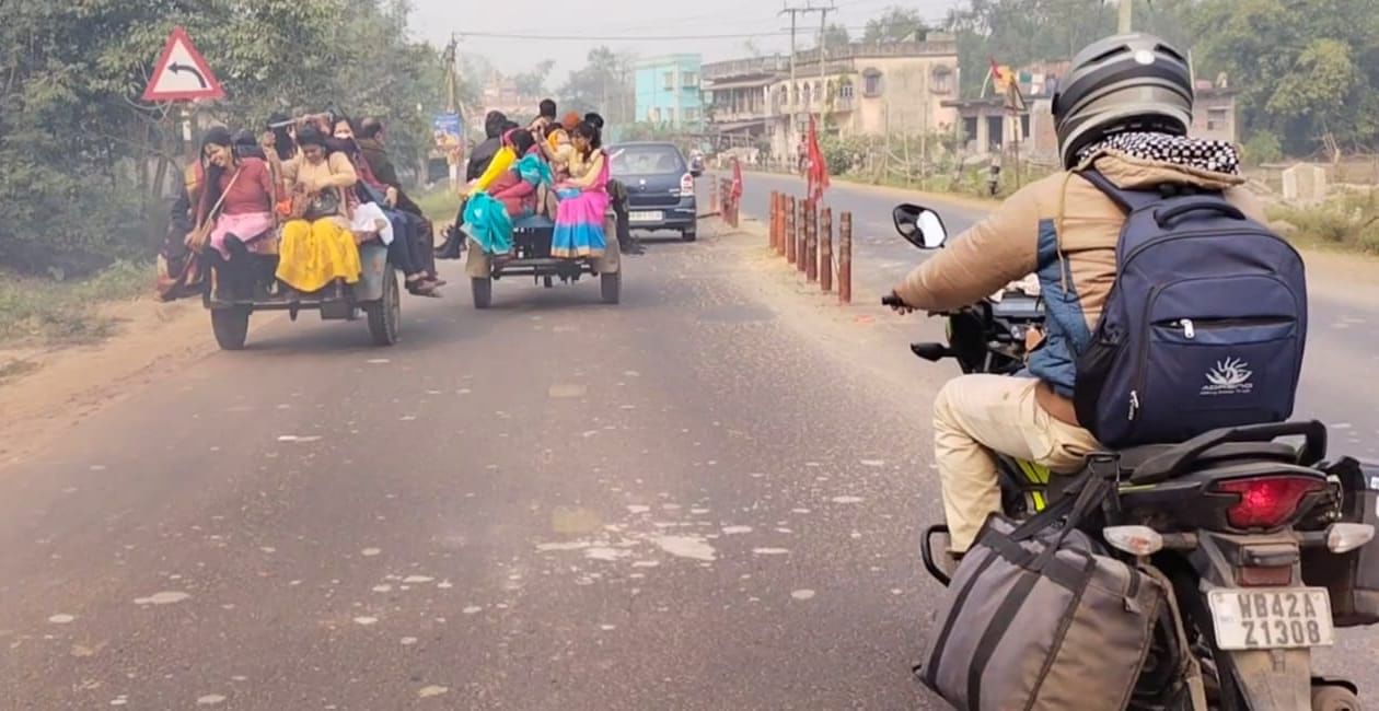 পর্যটকদের দাবি স্টেশনে যা পায় তাতেই যাওয়ার চেষ্টা করে। যদিও রাজ্য সড়কের ওপর রেষারেষি নিয়ে মুখে কুলুপ ইঞ্জিন ভ্যান চালকদের।