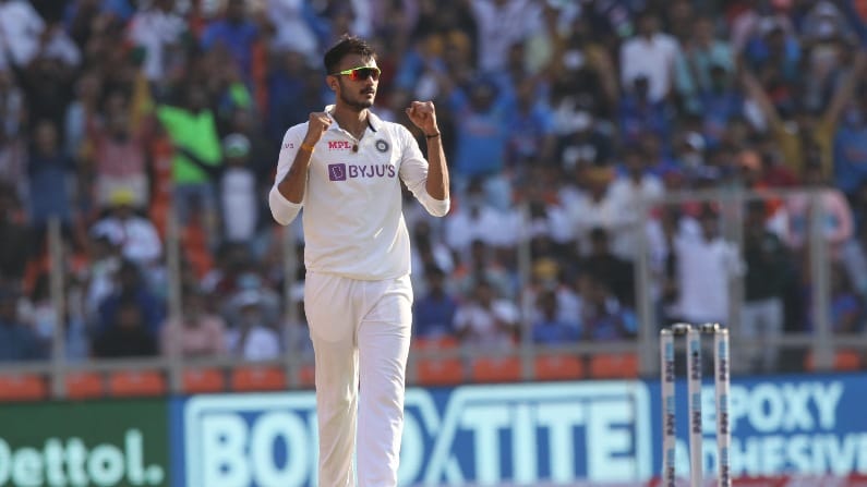 অক্ষর প্যাটেল - ভারতীয় বোলার অক্ষর প্যাটেল (Axar Patel) এ বছর ৫টি টেস্টে ১০টি ইনিংসে মোট ৩৬টি উইকেট নিয়েছেন। তাঁর সেরা বোলিং ইনিংস হল ৬-৩৮। একুশে টেস্ট ক্রিকেটে সব থেকে বেশি উইকেট নেওয়া বোলারদের তালিকায় ছয় নম্বরে রয়েছেন অক্ষর।