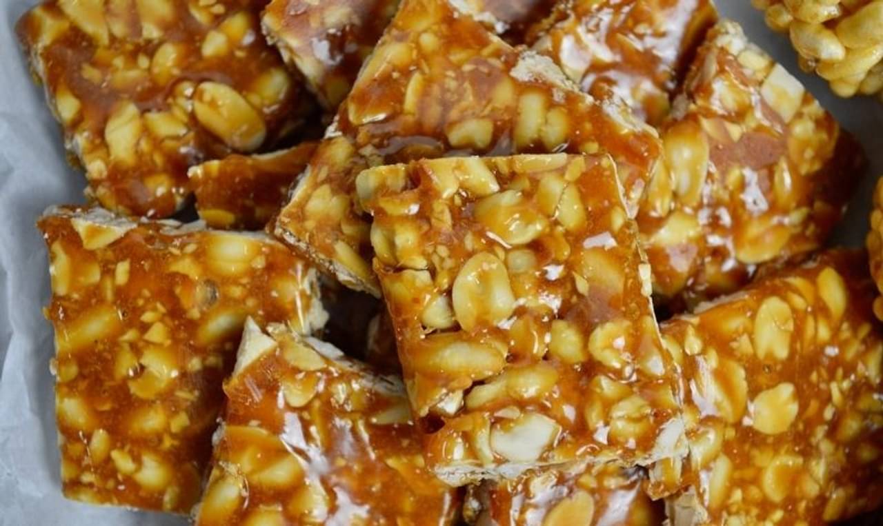 Recipe: শীতের মিঠে রোদ আর নস্টালজিয়া! বাড়িতেই বানান সুস্বাদু বাদাম পাটালি