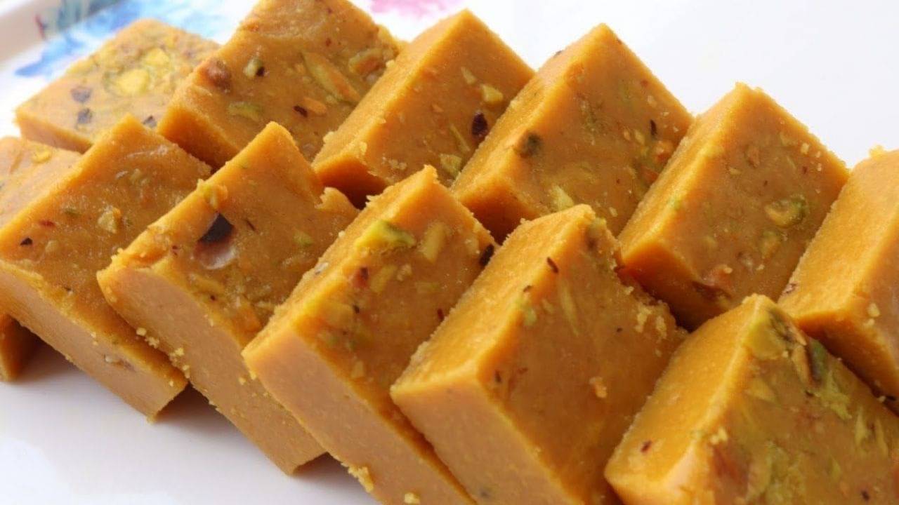 Viral Video: দেশি ঘি আর পার্লে জি বিস্কুট! অদ্ভূত স্বাদের বরফির ভিডিয়ো দেখে রেগে আগুন নেটিজ়েনরা