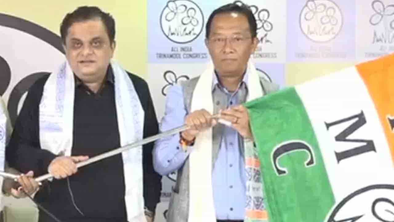 Binay Tamang: তৃণমূলে যোগ দিলেন বিনয় তামাং, বিমল গুরুংয়ের সঙ্গে 'মিলেমিশে' কাজের আশ্বাস Binay Tamang: তৃণমূলে যোগ দিলেন বিনয় তামাং, বিমল গুরুংয়ের সঙ্গে 'মিলেমিশে' কাজের আশ্বাস