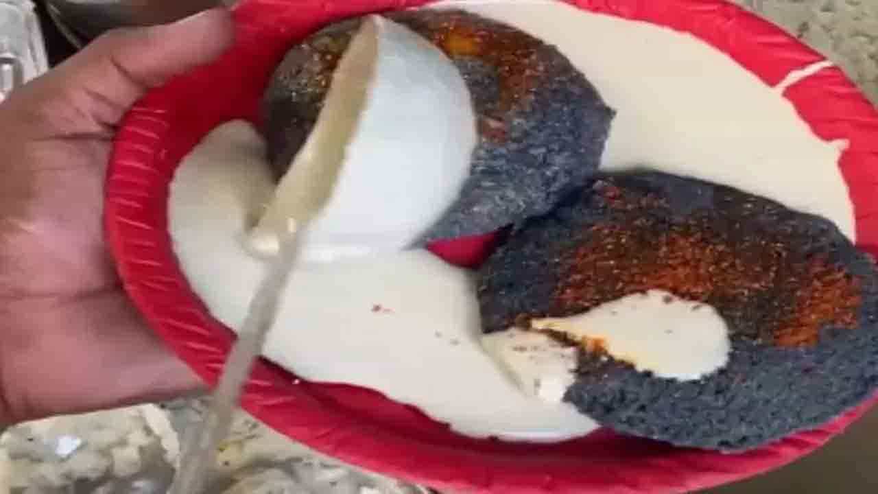 Viral Video: কালো রঙের ইডলি! নাম তার 'ব্ল্যাক ডিটক্স ইডলি', দেখুন ভিডিয়োতে Viral Video: কালো রঙের ইডলি! নাম তার 'ব্ল্যাক ডিটক্স ইডলি', দেখুন ভিডিয়োতে