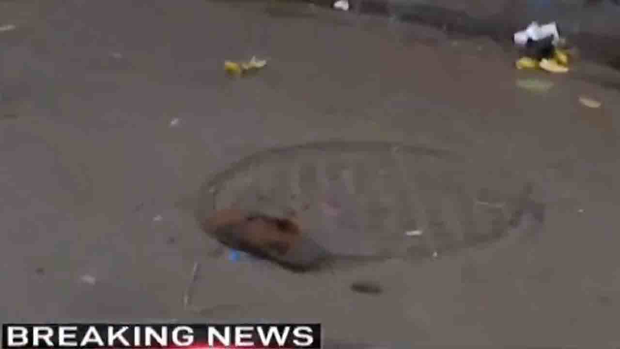 Kolkata municipal corporation election 2021: পুরভোটে রক্ত ঝরল শিয়ালদহে, পরপর দুটি বোমা ফেলে পালাল দুষ্কৃতীরা Kolkata municipal corporation election 2021: পুরভোটে রক্ত ঝরল শিয়ালদহে, পরপর দুটি বোমা ফেলে পালাল দুষ্কৃতীরা