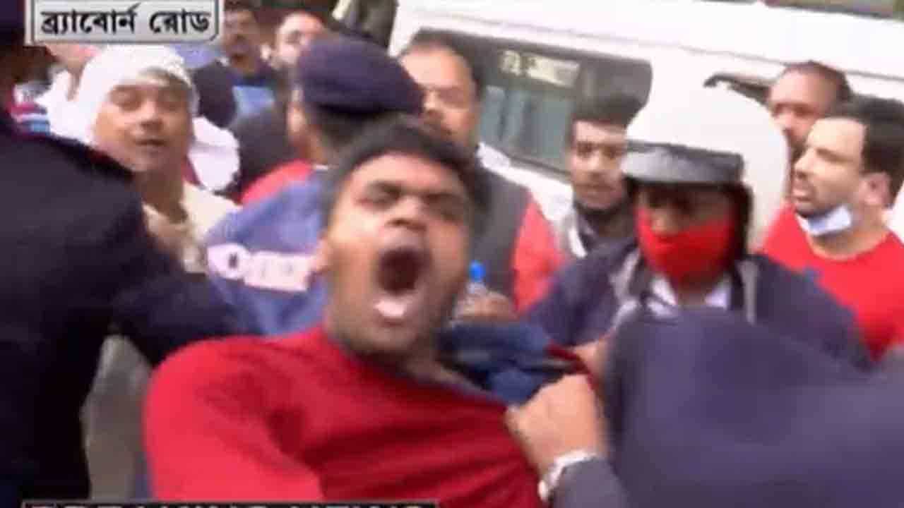 KMC election 2021: ভোট শুরু হতেই ভুয়ো ভোটার তরজা, হাওড়া থেকে লোক আনার অভিযোগ KMC election 2021: ভোট শুরু হতেই ভুয়ো ভোটার তরজা, হাওড়া থেকে লোক আনার অভিযোগ