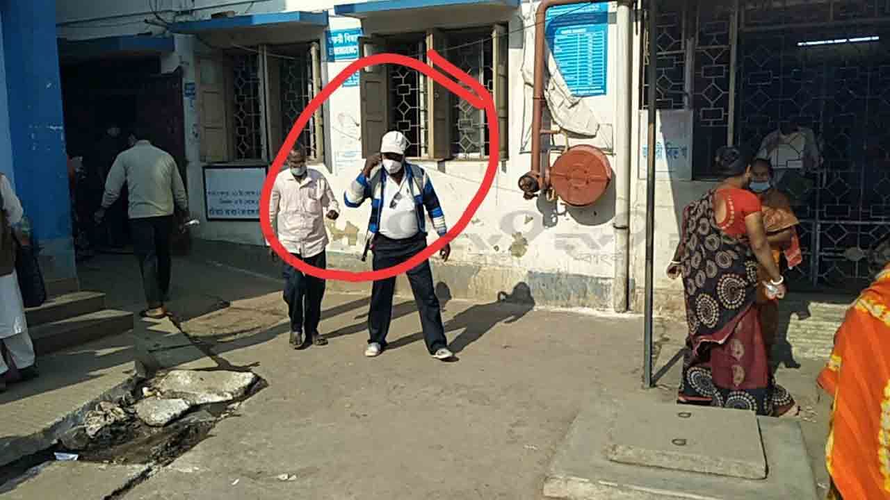Canning Hospital: আউটডোরের দরজায় টর্চ হাতে দাঁড়িয়ে ব্যক্তি! চোখ দেখছেন, চশমা দেবেন বলে টাকাও নিচ্ছেন... ফাঁস হল আসল ঘটনা Canning Hospital: আউটডোরের দরজায় টর্চ হাতে দাঁড়িয়ে ব্যক্তি! চোখ দেখছেন, চশমা দেবেন বলে টাকাও নিচ্ছেন... ফাঁস হল আসল ঘটনা