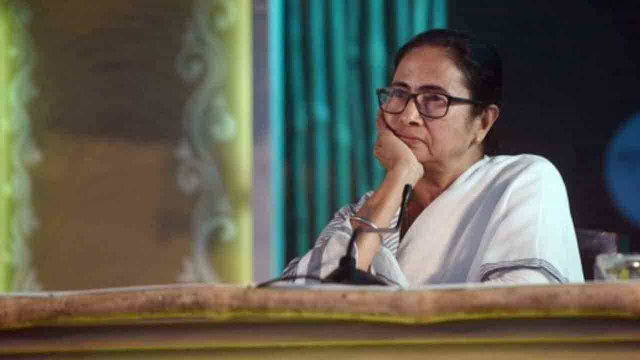 Chancellor Controversy: মুখ্যমন্ত্রী কি আচার্য হতে পারেন? কী বলছেন আইনজ্ঞরা, কী মত শিক্ষামহলের Chancellor Controversy: মুখ্যমন্ত্রী কি আচার্য হতে পারেন? কী বলছেন আইনজ্ঞরা, কী মত শিক্ষামহলের