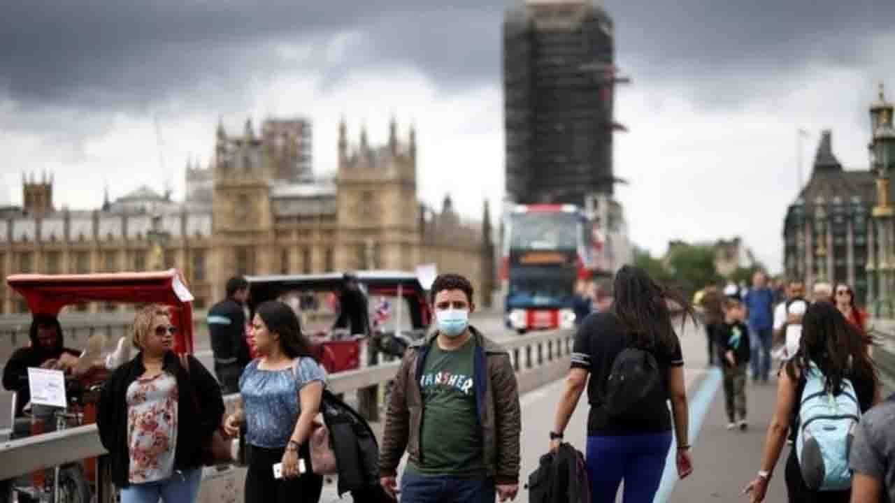 Omicron in Britain: প্রতি ১০ জনের মধ্যে একজন কোভিড আক্রান্ত! টেমসের তীরে নতুন আতঙ্ক